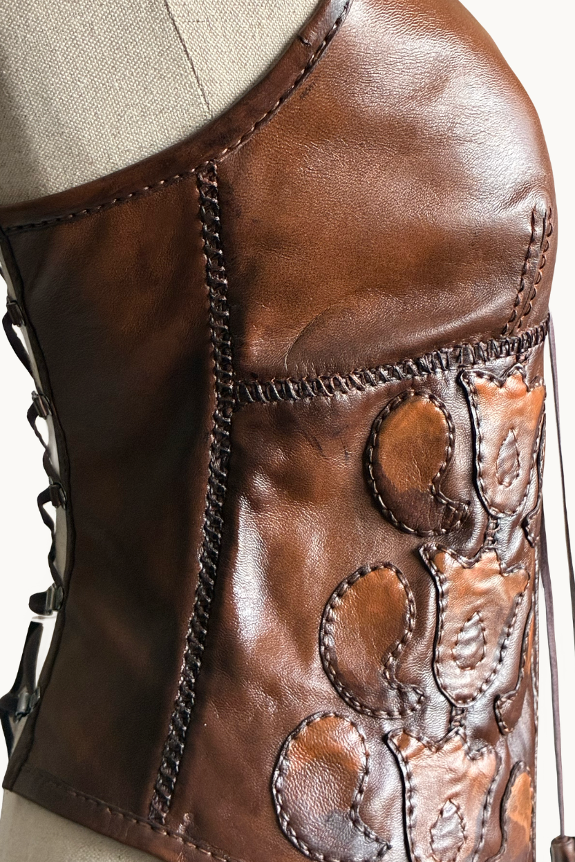 Chaleco Halter de Cuero Marrón con Cordones y Apliques Hecho a Mano