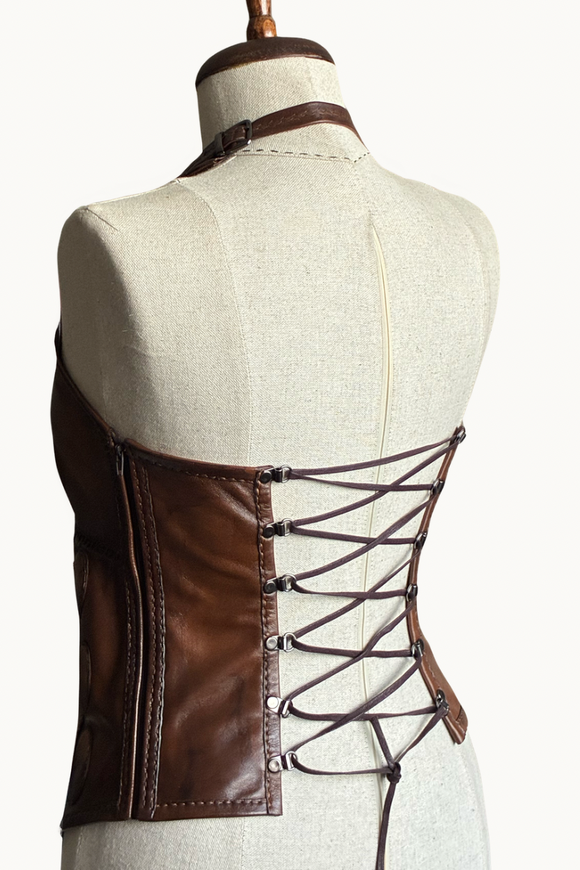Chaleco Halter de Cuero Marrón con Cordones y Apliques Hecho a Mano