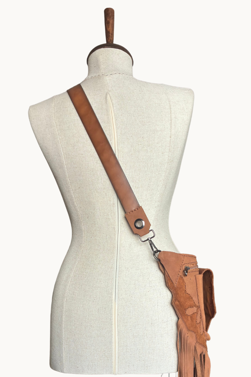 Bolso cruzado de ante color camel hecho a mano con flecos y bolsillo