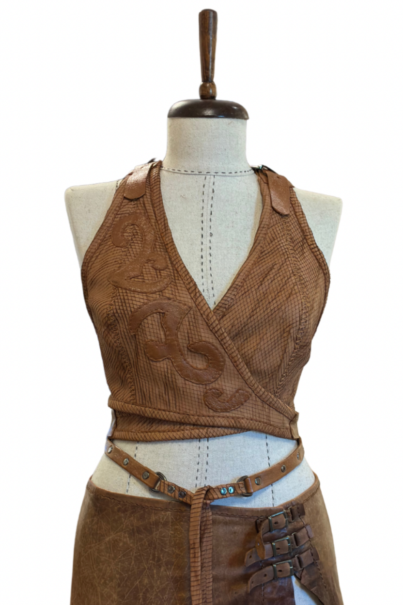 Top halter de cuero marrón repujado hecho a mano