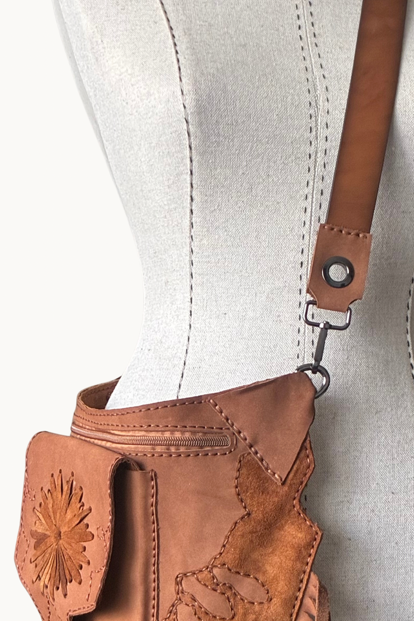 Bolso cruzado de ante color camel hecho a mano con flecos y bolsillo