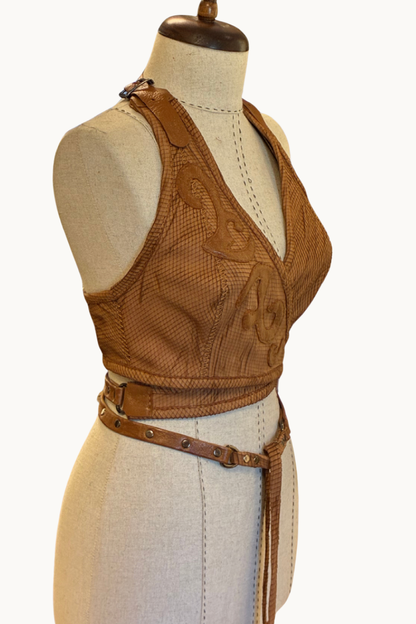 Top halter de cuero marrón repujado hecho a mano