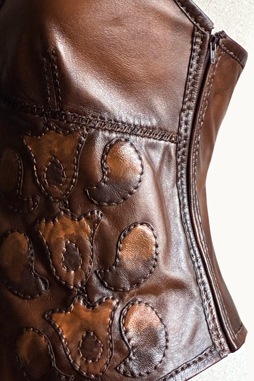 Chaleco Halter de Cuero Marrón con Cordones y Apliques Hecho a Mano