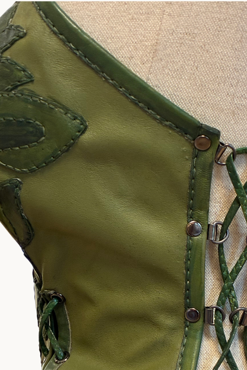 El Yapımı Zeytin Yeşili Deri Halter Korse Üst, Çiçek Aplike Detaylı | Butik Büstiyer