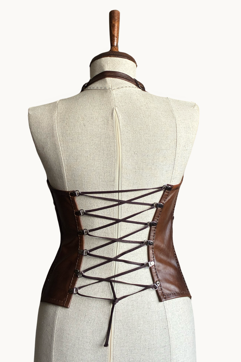 Chaleco Halter de Cuero Marrón con Cordones y Apliques Hecho a Mano