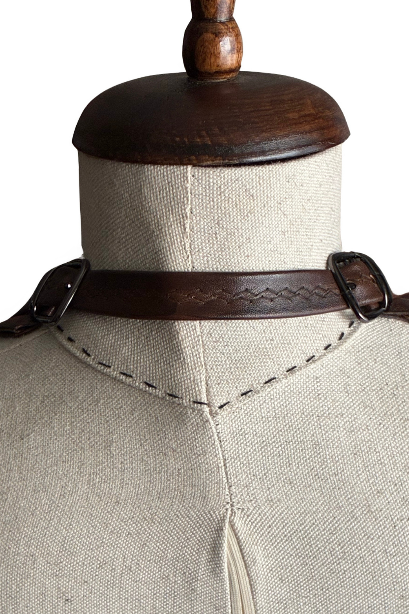 Chaleco Halter de Cuero Marrón con Cordones y Apliques Hecho a Mano