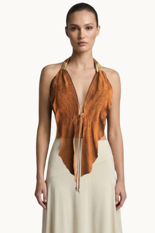Top halter de ante color camel hecho a mano con herrajes dorados