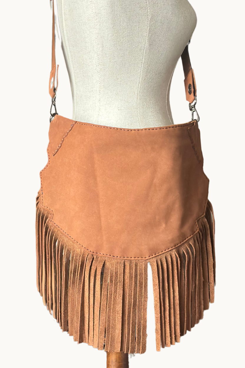 Bolso cruzado de ante color camel hecho a mano con flecos y bolsillo