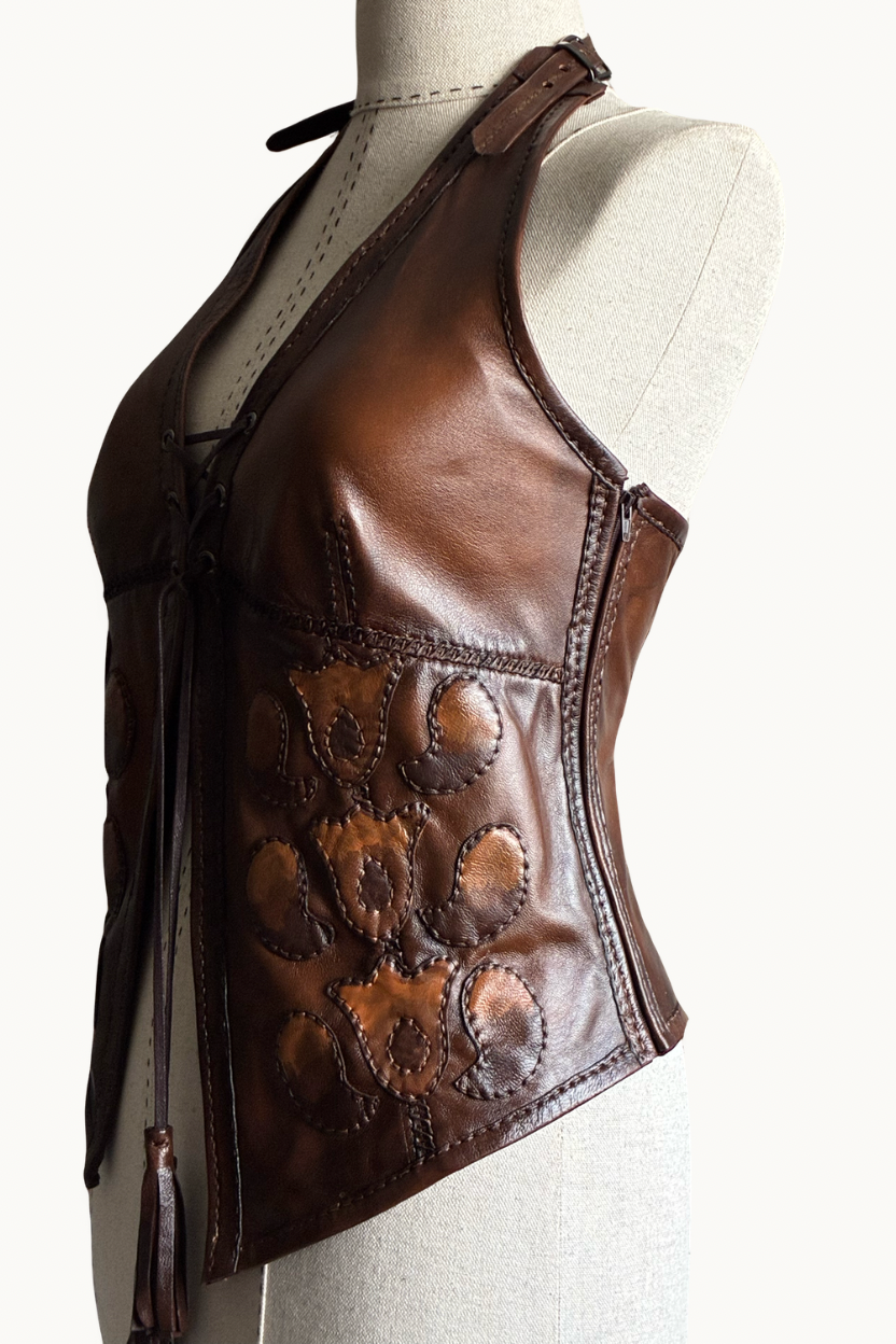 Chaleco Halter de Cuero Marrón con Cordones y Apliques Hecho a Mano