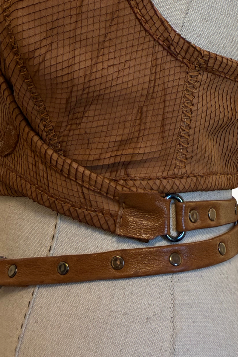Top halter de cuero marrón repujado hecho a mano