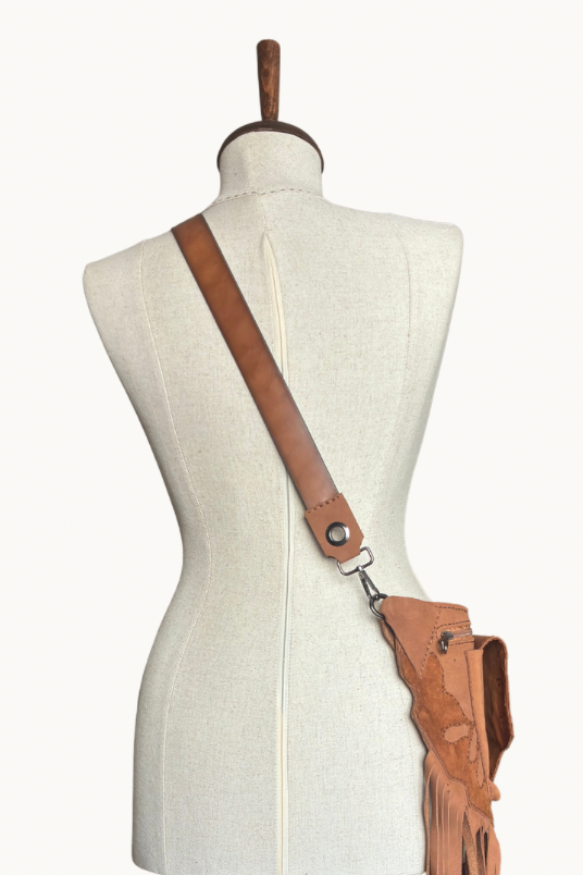 Bolso cruzado de ante color camel hecho a mano con flecos y bolsillo