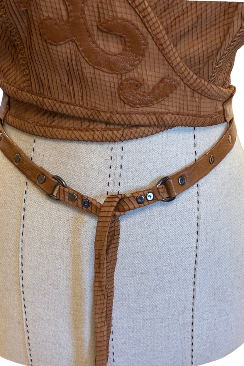 Top halter de cuero marrón repujado hecho a mano