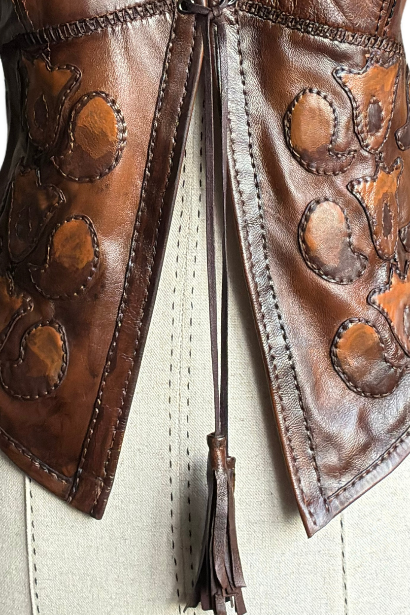 Chaleco Halter de Cuero Marrón con Cordones y Apliques Hecho a Mano