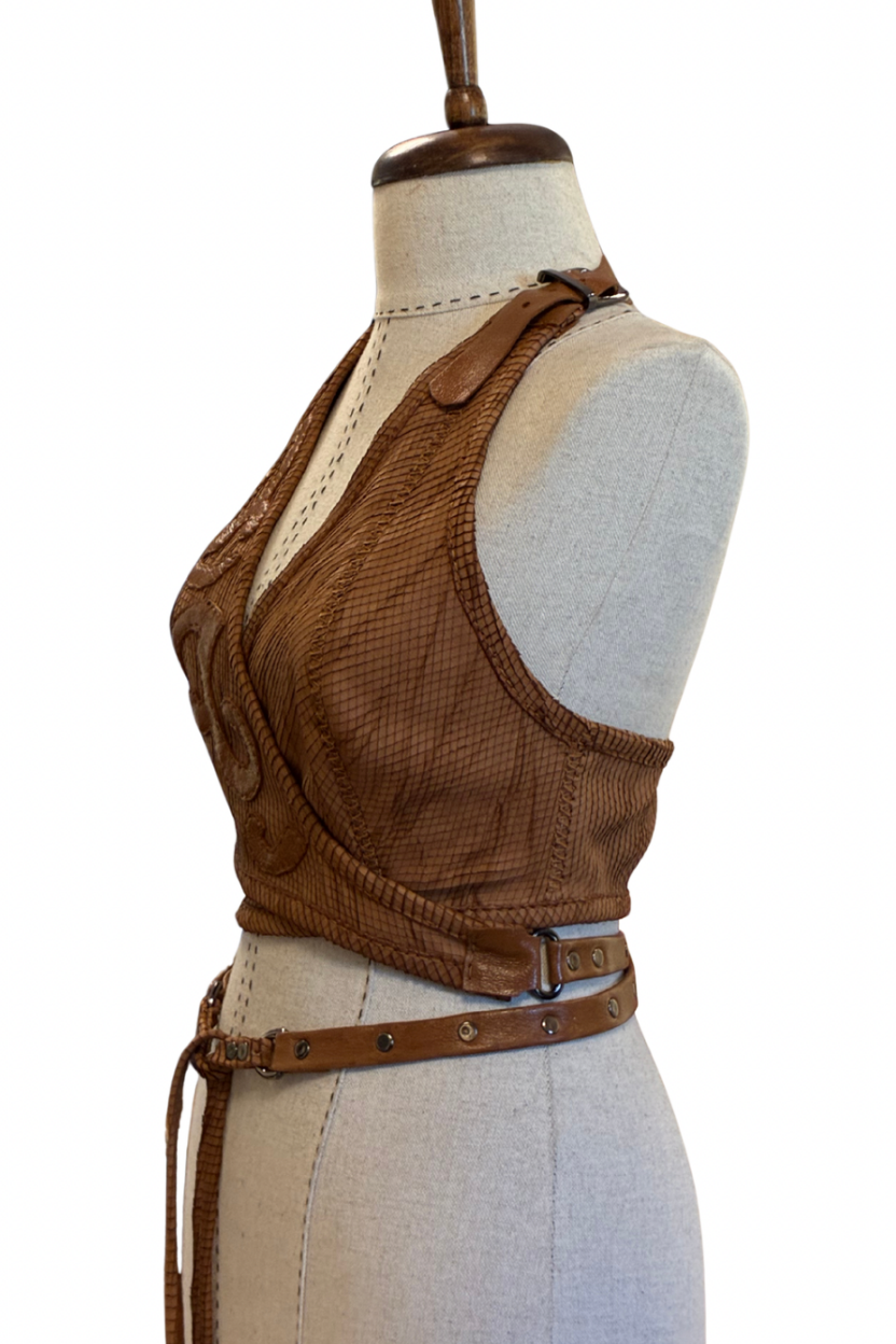Top halter de cuero marrón repujado hecho a mano