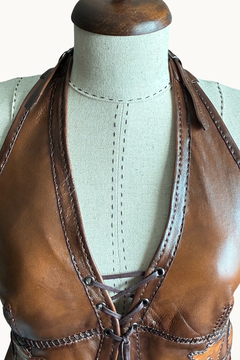 Chaleco Halter de Cuero Marrón con Cordones y Apliques Hecho a Mano