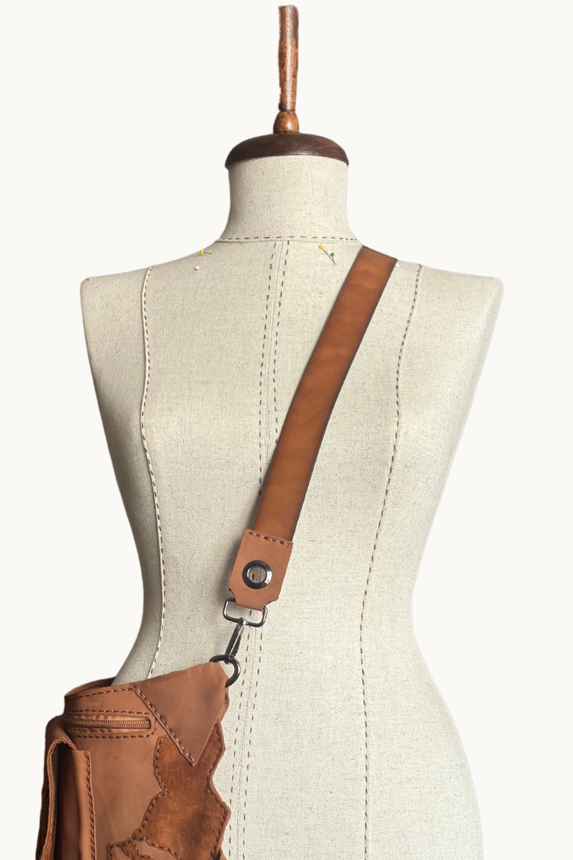 Bolso cruzado de ante color camel hecho a mano con flecos y bolsillo