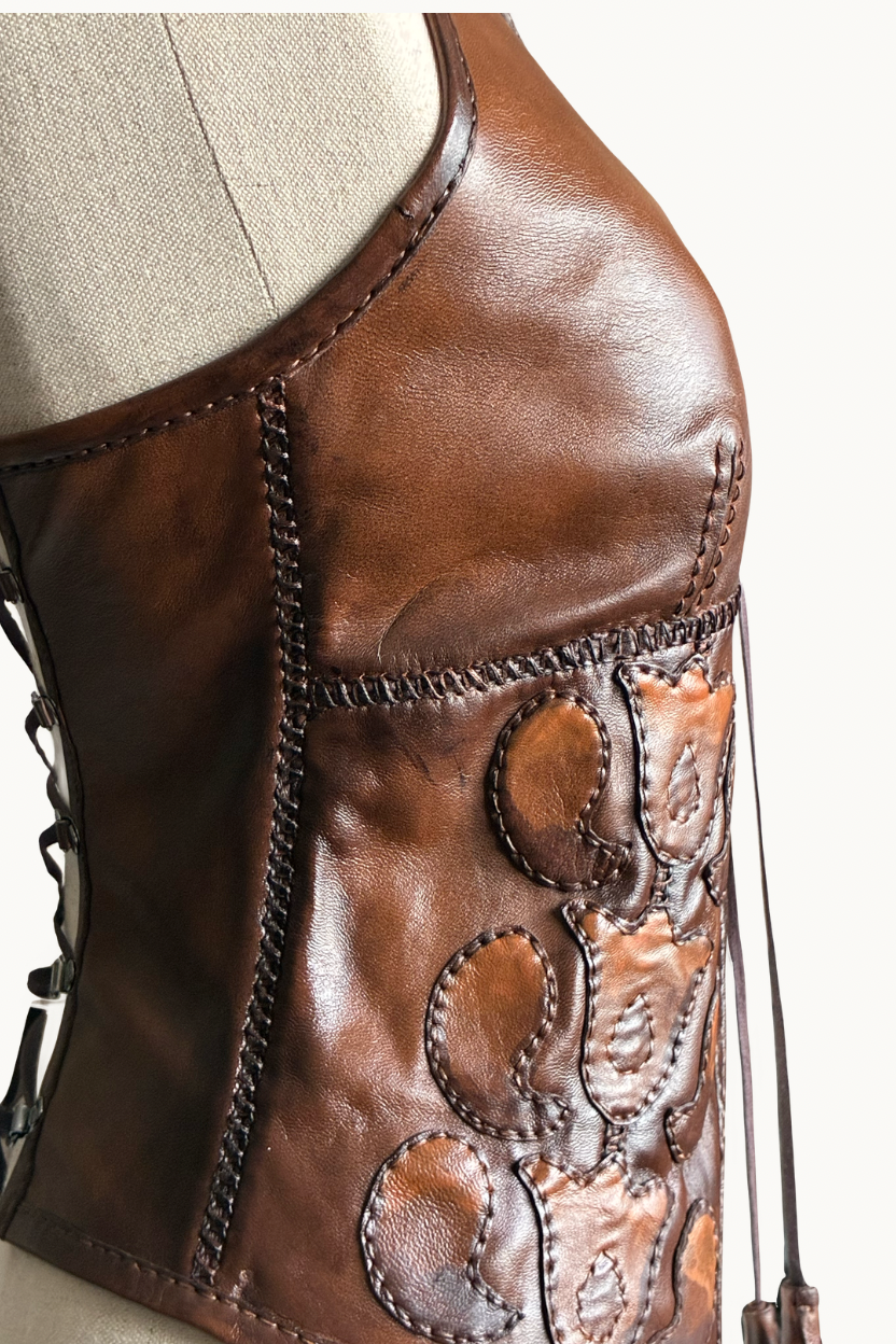 Chaleco Halter de Cuero Marrón con Cordones y Apliques Hecho a Mano