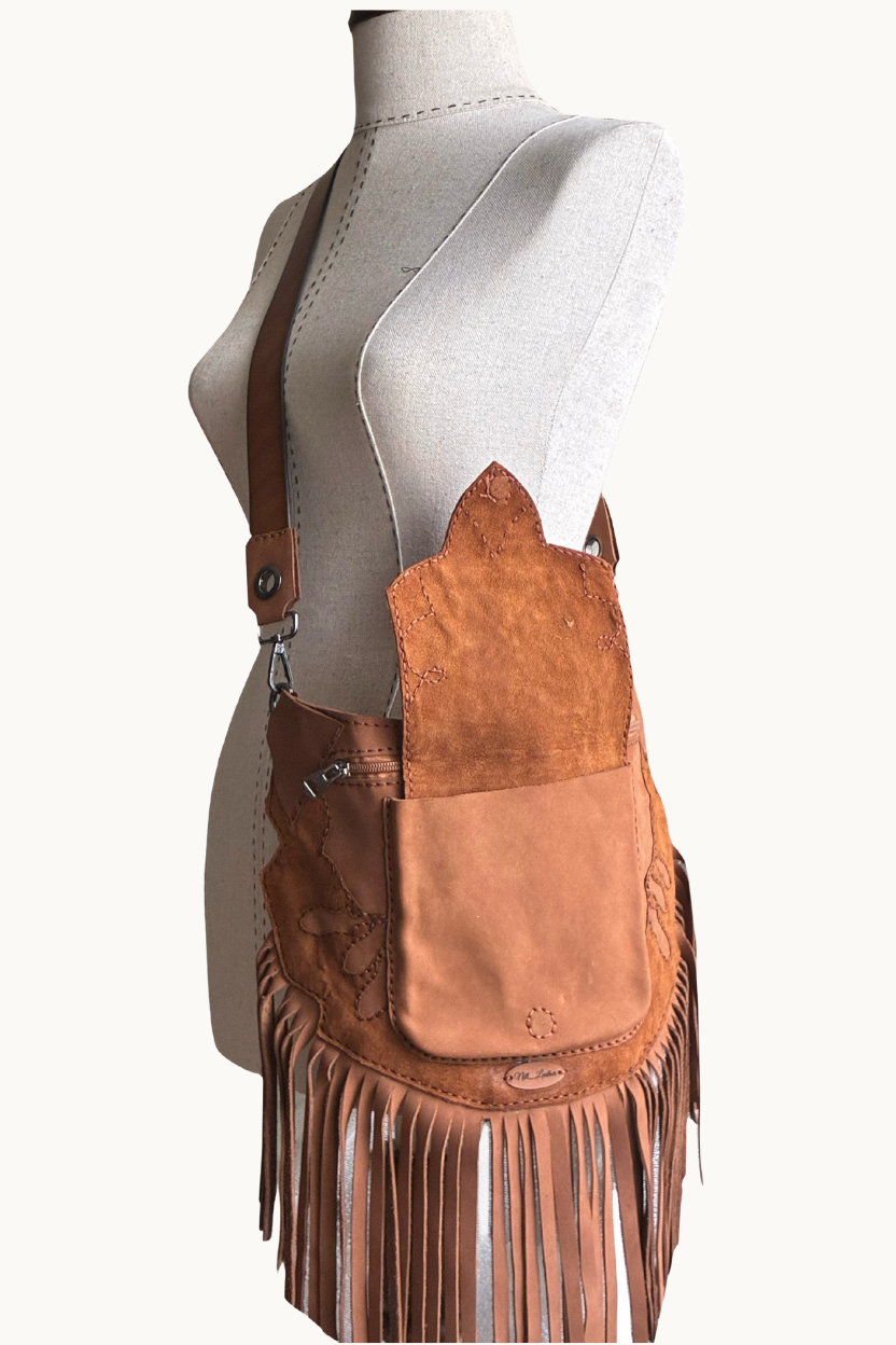 Bolso cruzado de ante color camel hecho a mano con flecos y bolsillo