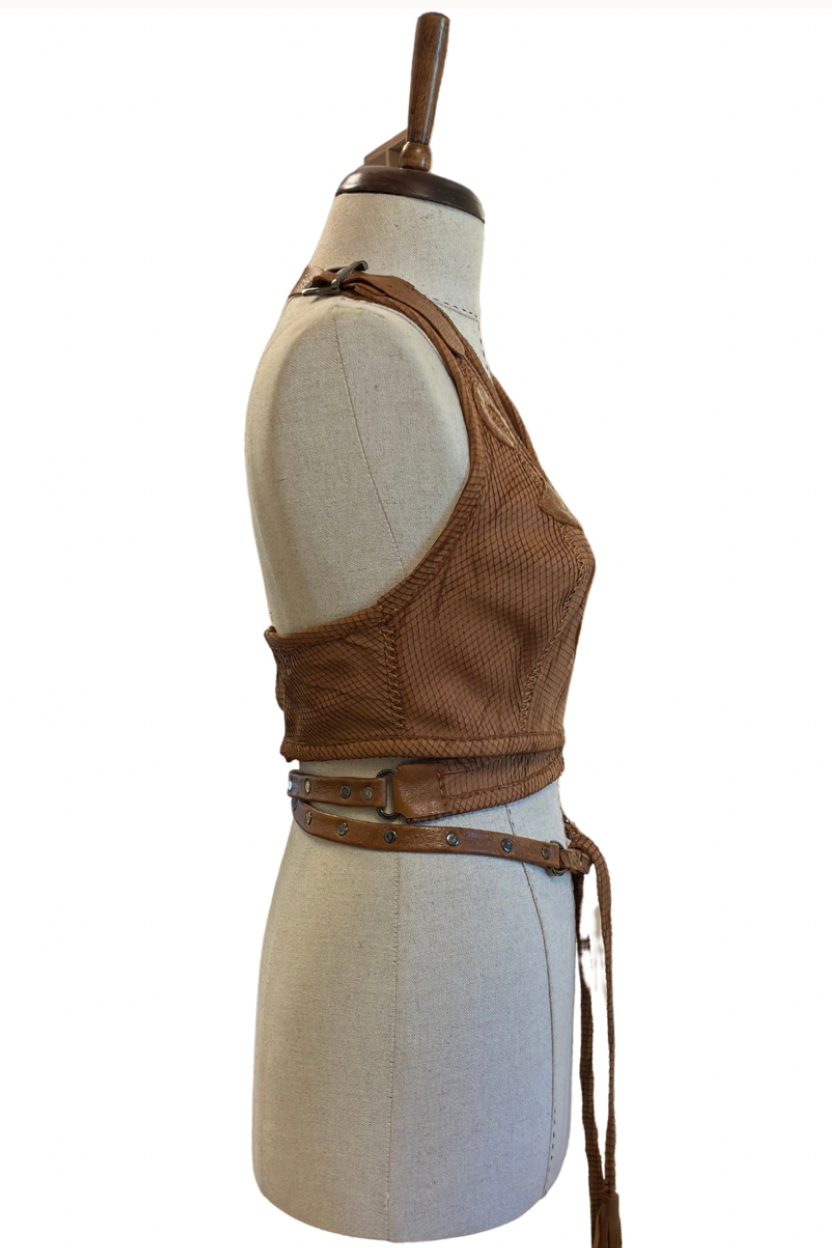 Top halter de cuero marrón repujado hecho a mano