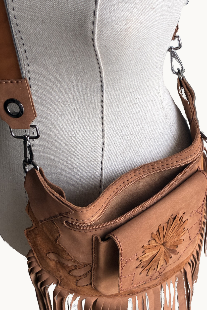 Bolso cruzado de ante color camel hecho a mano con flecos y bolsillo