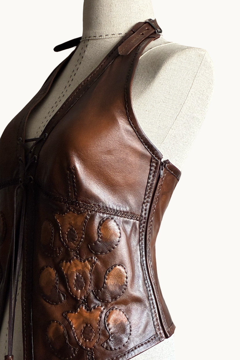 Chaleco Halter de Cuero Marrón con Cordones y Apliques Hecho a Mano