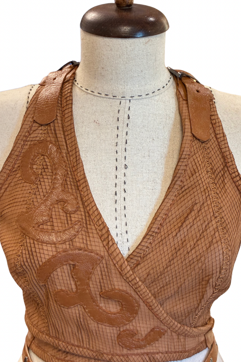 Top halter de cuero marrón repujado hecho a mano