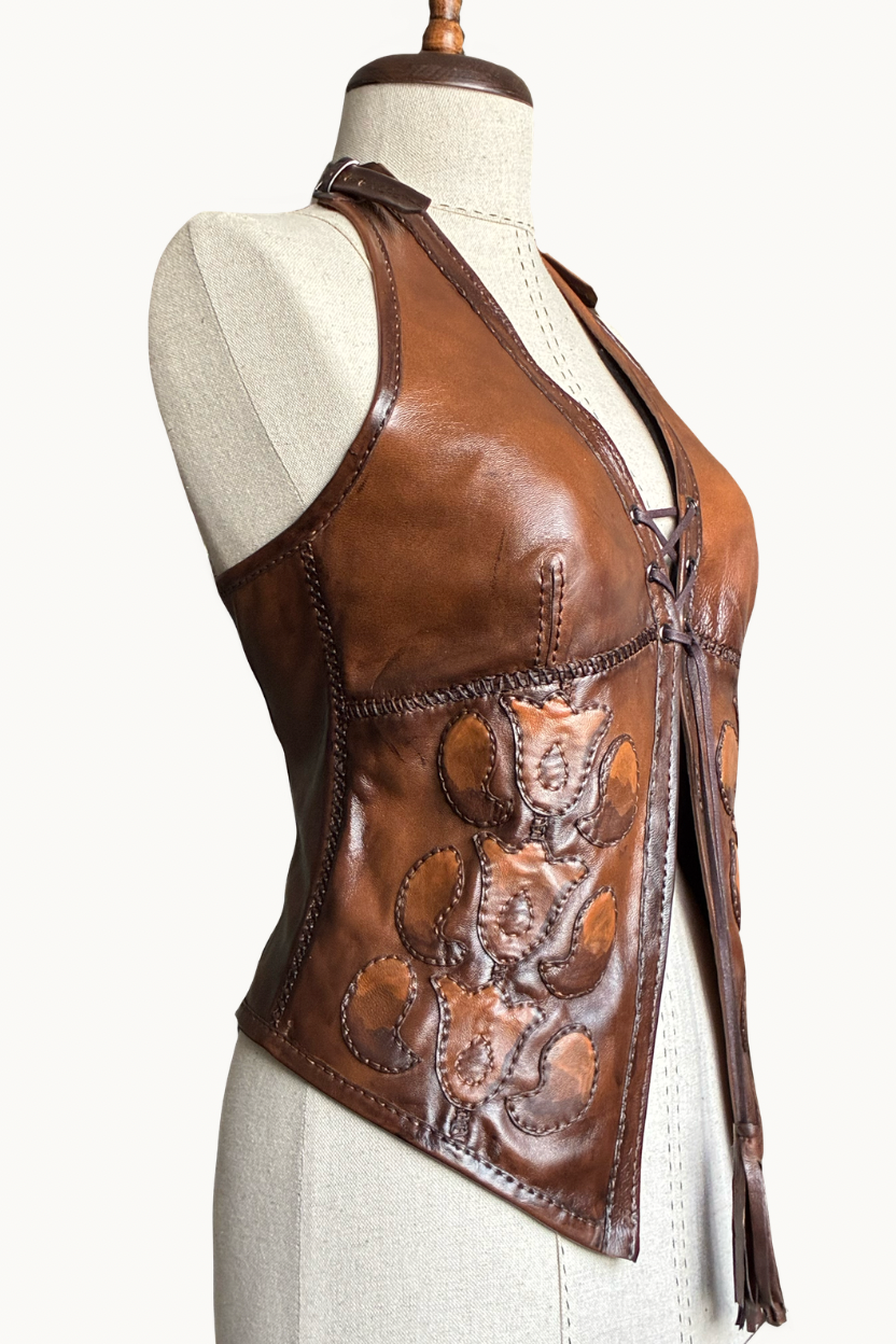 Chaleco Halter de Cuero Marrón con Cordones y Apliques Hecho a Mano