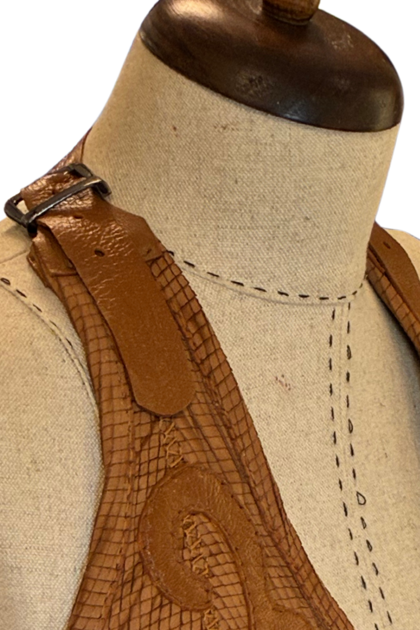 Top halter de cuero marrón repujado hecho a mano