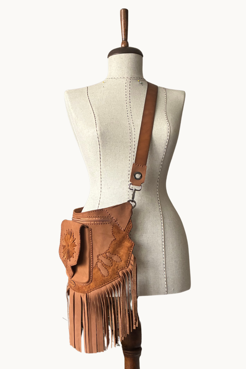 Bolso cruzado de ante color camel hecho a mano con flecos y bolsillo