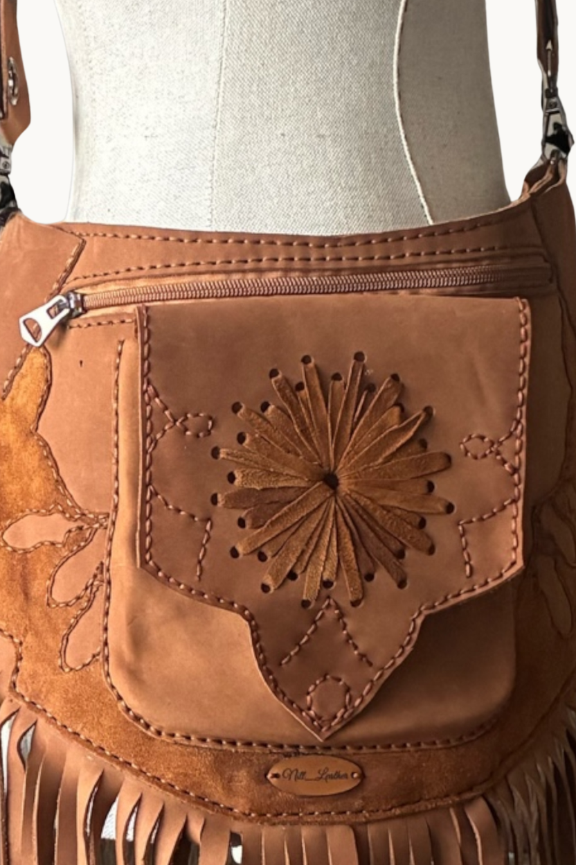 Bolso cruzado de ante color camel hecho a mano con flecos y bolsillo