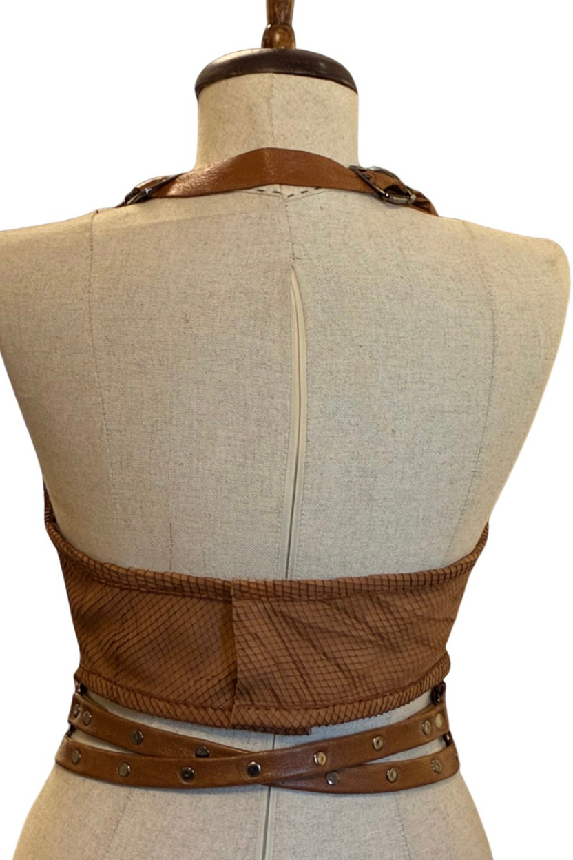 Top halter de cuero marrón repujado hecho a mano