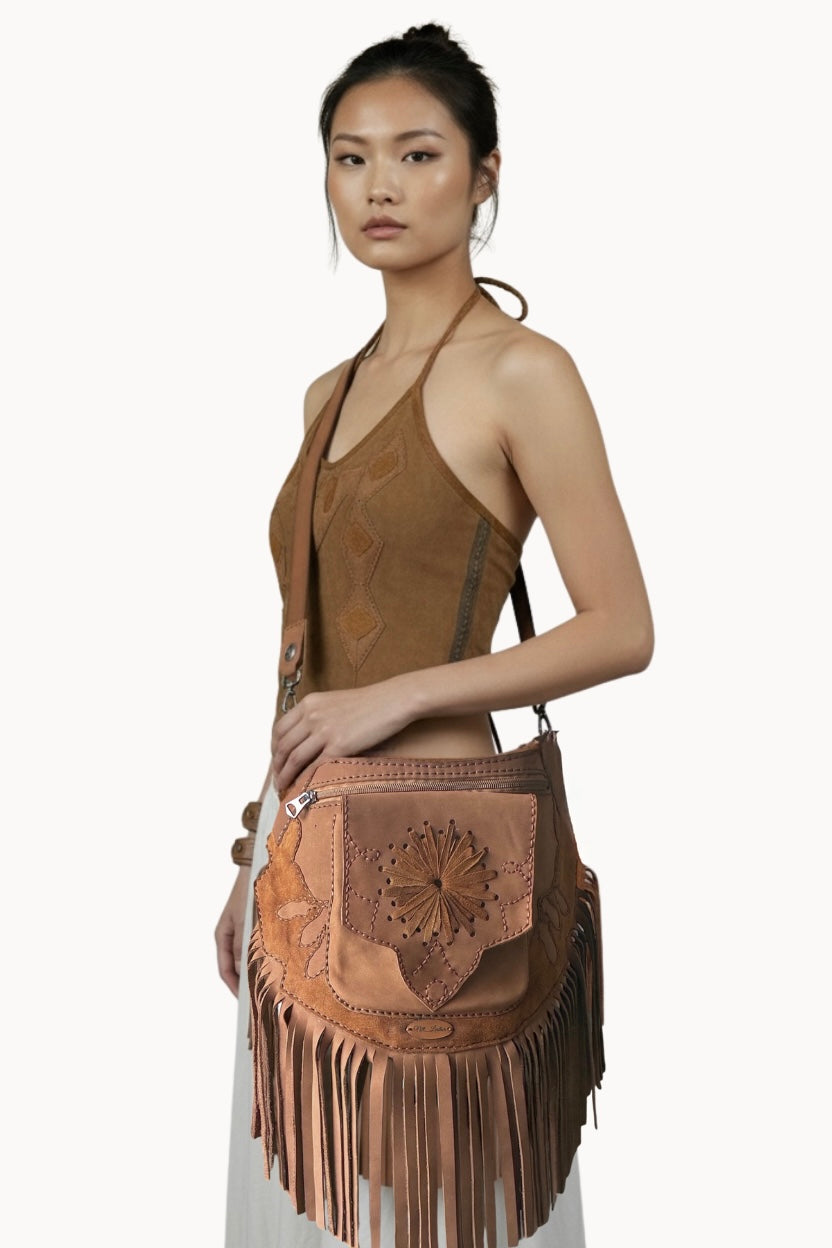 Bolso cruzado de ante color camel hecho a mano con flecos y bolsillo